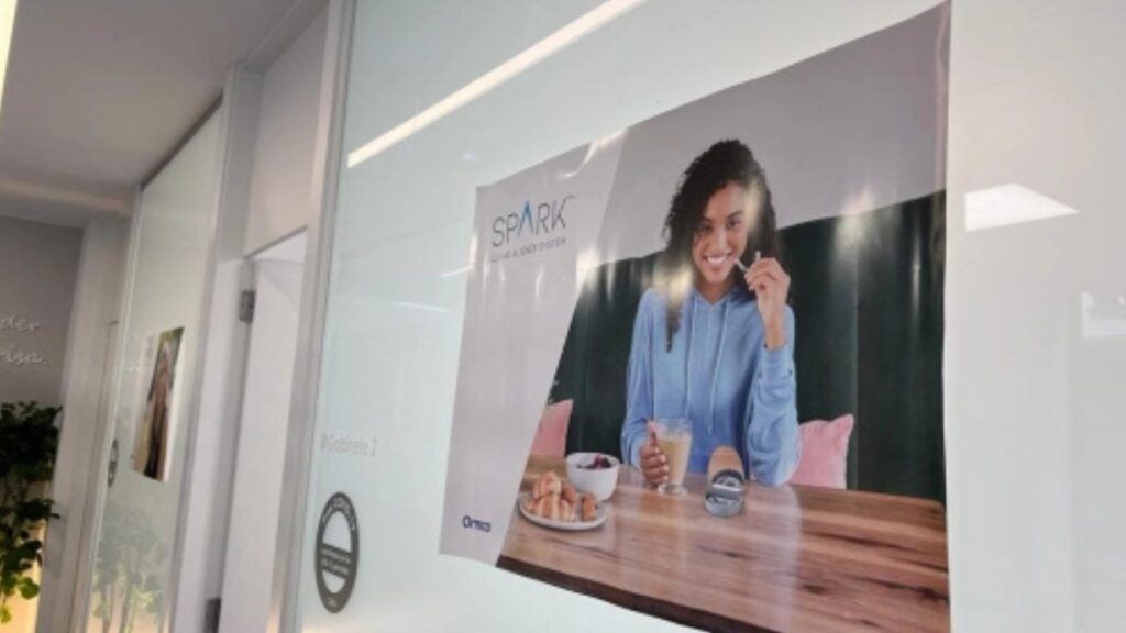 Cartel promocional de ortodoncia invisible Spark en el interior de Cl&iacute;nica Dental Patricia Aneiros