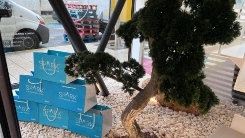 Expositor de cajas Spark de ortodoncia invisible en la cl&iacute;nica durante el Open Day