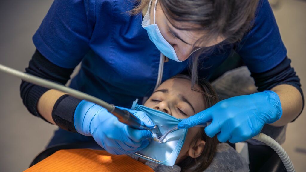 ¿Qué es la sedación consciente y cómo te ayuda a perder el miedo al dentista? ¿Qué es la sedación consciente y cómo te ayuda a perder el miedo al dentista?